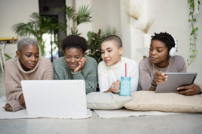 Unternehmerinnen arbeiten im Wohnzimmer am Laptop — Stockfoto
