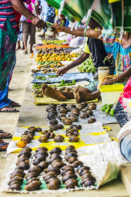Папуа-Новая Гвиана, Милн-Бей-Прованс, Алотау, Озил покупает фрукты на рынке — стоковое фото