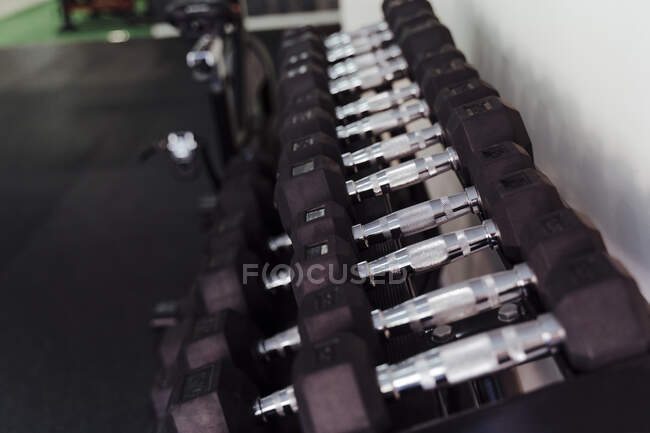 Sombrillas arregladas en una fila en el gimnasio - foto de stock