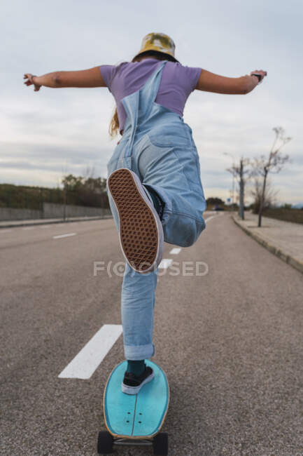 Giovane donna pattinaggio su strada — Foto stock