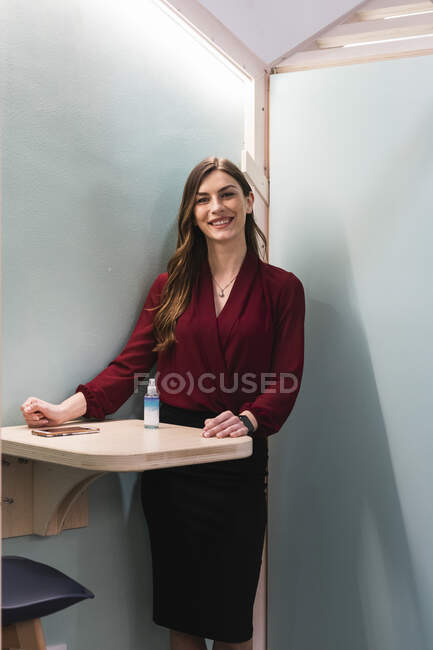 Young female entrepreneur standing at cafeteria — Stock Photo