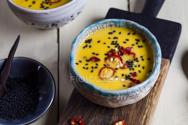 Zuppa di zucca cremosa vegana con peperoncini — Foto stock
