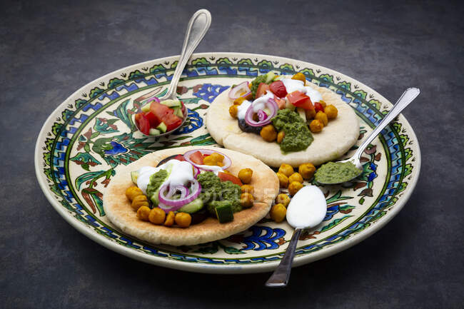 Sabich garni, pain pita aux légumes frais, oignons, yaourt et sauce — Photo de stock