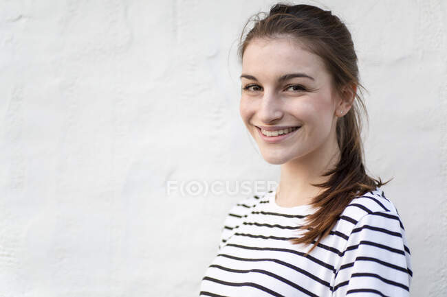Retrato de una joven sonriente - foto de stock