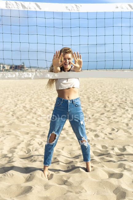 Vista traseira de mulher jogando vôlei na praia, Foto Grátis