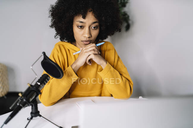 Femme concentrée avec feutre stylo baladodiffusion à la maison — Photo de stock