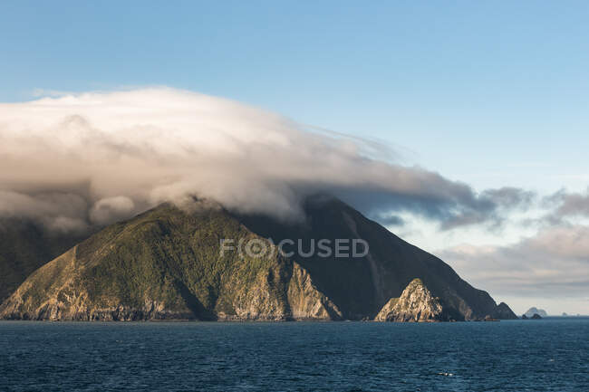 Nubi spesse che avvolgono le montagne costiere di Marlborough Sounds — Foto stock