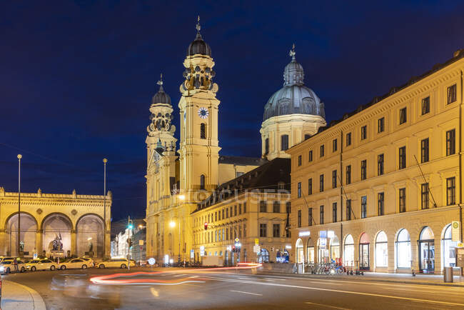 Igreja Teatina e Feldherrnhalle na praça Odean iluminada durante a noite com listras leves em Munique, Baviera, Alemanha — Fotografia de Stock