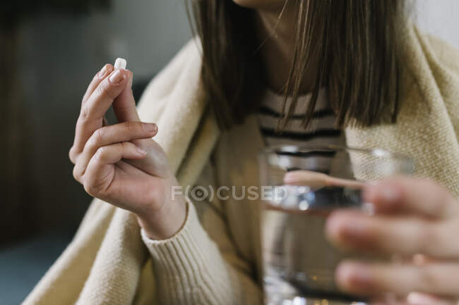 Женщина принимает лекарства дома — стоковое фото