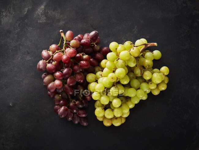 Зйомки червоного і зеленого винограду. — стокове фото