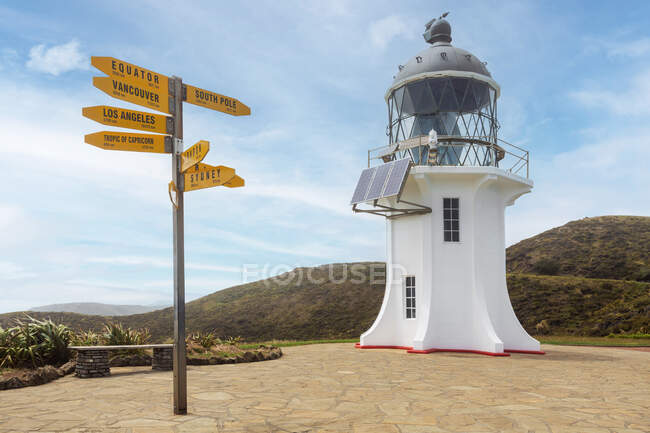 Neuseeland, Nordinsel, Wegweiser vor dem Leuchtturm Cape Reinga — Stockfoto