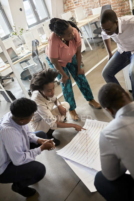Empreendedora mulher explicando estratégia aos colegas do escritório de co-trabalho — Fotografia de Stock