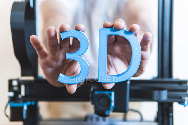 Инженер-мужчина, показывающий 3D-текст с помощью техники — стоковое фото