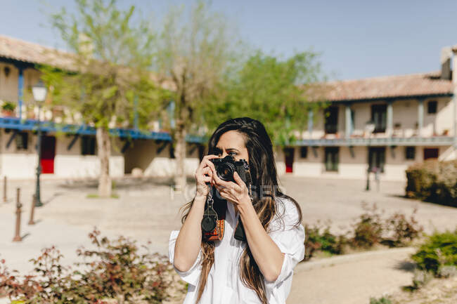 Молода жінка фотографує камеру в селі. — стокове фото