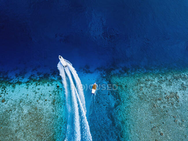 Vista aérea de barcos navegando perto da costa da ilha Thulusdhoo, Maldivas — Fotografia de Stock