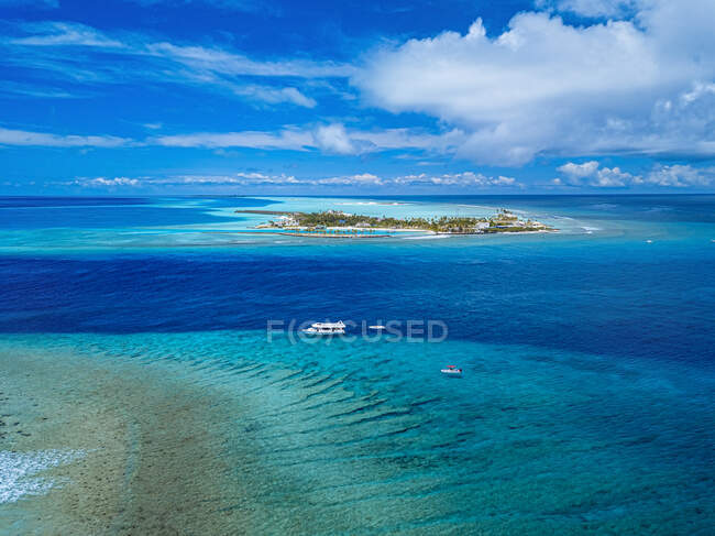 Maldives, Kaafu atoll, Viligilimathidhahuraa island and Thulusdhoo island in tropical blue sea — Stock Photo