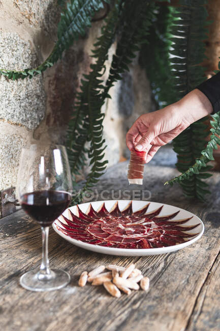 Giovane chef donna che organizza carne rossa in piatto da bere sul tavolo del ristorante — Foto stock