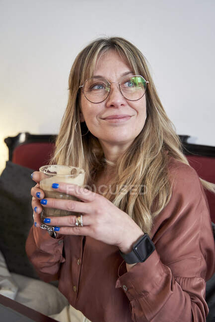 Mulher empresária atenciosa tomando café na cafetaria — Fotografia de Stock