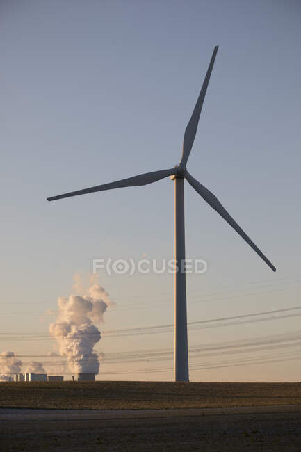 Deutschland, Nordrhein-Westfalen, Neurath, Windkraftanlage mit Braunkohlekraftwerk im Hintergrund — Stockfoto
