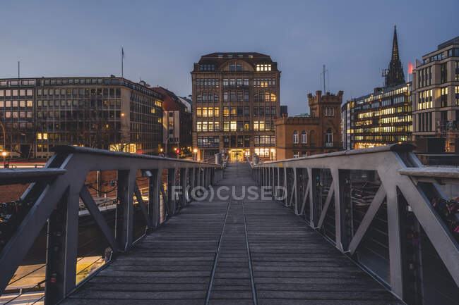 Germany, Hamburg, Kehrwiedersteg footbridge in Speicherstadt — Stock Photo