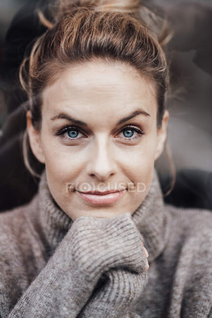 Mujer adulta con ojos azules sonriendo - foto de stock