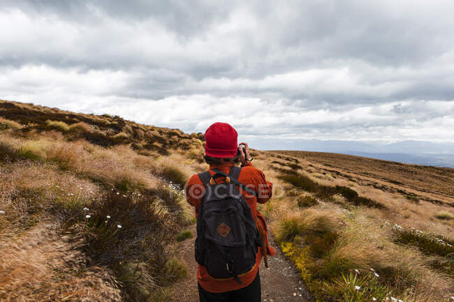 Neuseeland, Südinsel, Fiordland-Nationalpark, Junger Mann fotografiert Wildnis — Stockfoto
