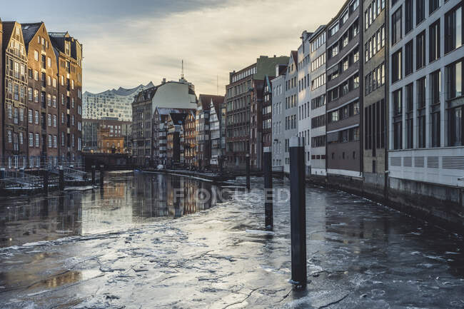 Allemagne, Hambourg, Nikolaifleet avec Elbe Philharmonic Hall en hiver — Photo de stock