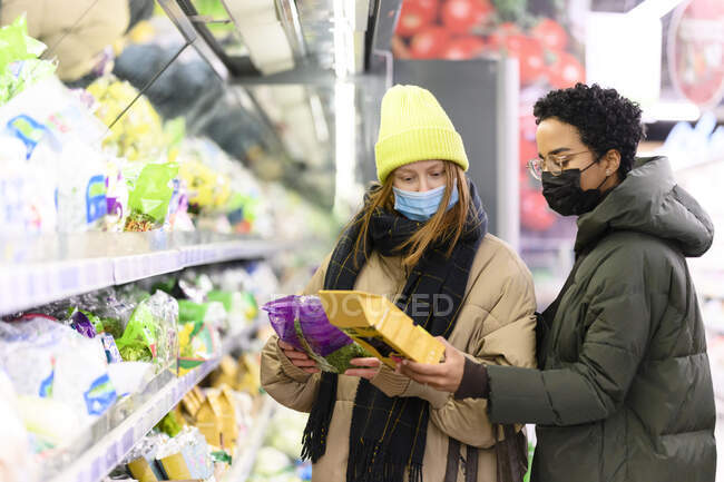 Amis femmes faisant du shopping au supermarché pendant COVID-19 — Photo de stock