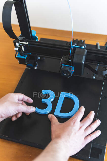 Junge männliche Ingenieure arbeiten an 3D-Druckern — Stockfoto