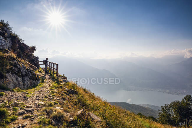Italia, Lombardia, Escursionista sul Monte Legnoncino guardando sul Lago di Como — Foto stock