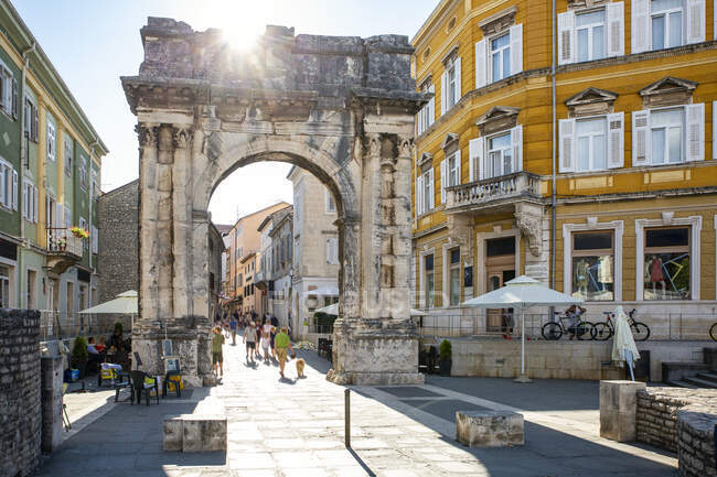 Croatia, Istria County, Pula, Sun shining over Arch of Sergii — Stock Photo