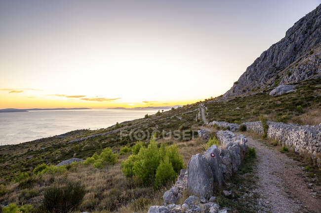 Trilha de caminhadas vazia na colina perto do mar Adriático em Omis, Dalmácia, Croácia — Fotografia de Stock