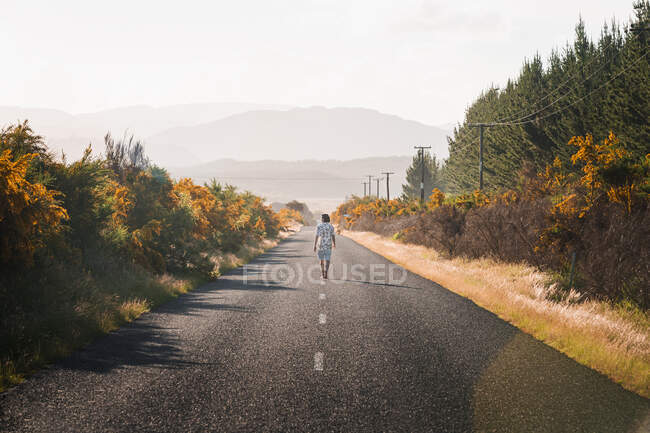 Nova Zelândia, Ilha do Norte, Rotorua, Vista traseira do jovem caminhando na estrada em Bay of Plenty — Fotografia de Stock