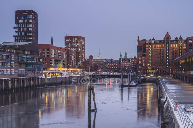 Deutschland, Hamburg, gefrorenes Wasser des Brooktorhafens in der Abenddämmerung im Winter — Stockfoto