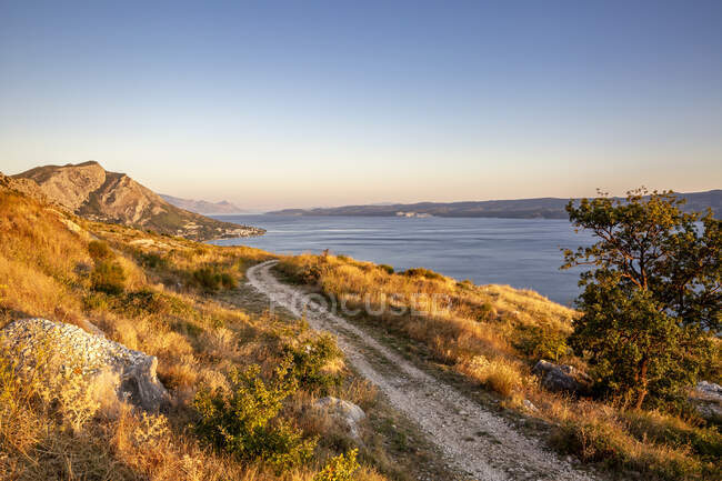 Caminho vazio perto do mar Adriático em Omis, Dalmácia, Croácia — Fotografia de Stock