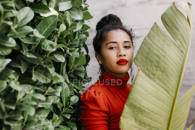 Young woman with green banana leaf — Stock Photo