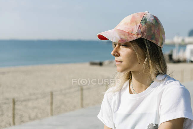 Femme adulte moyenne en cap day rêvant à la plage — Photo de stock