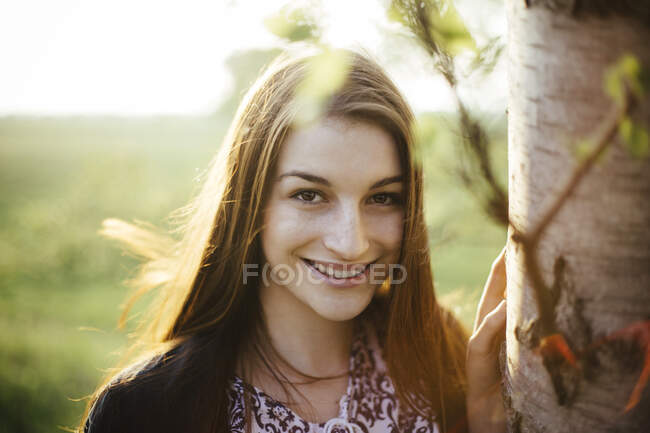 Smiling young woman enjoying nature — Stock Photo