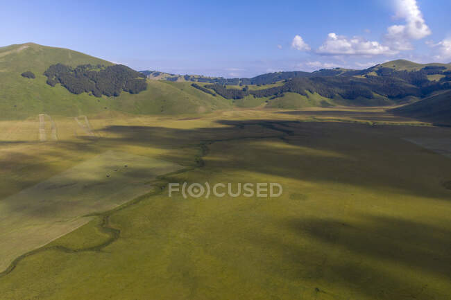 Вид с воздуха на зеленое плато Фортепиано Гранде летом — стоковое фото