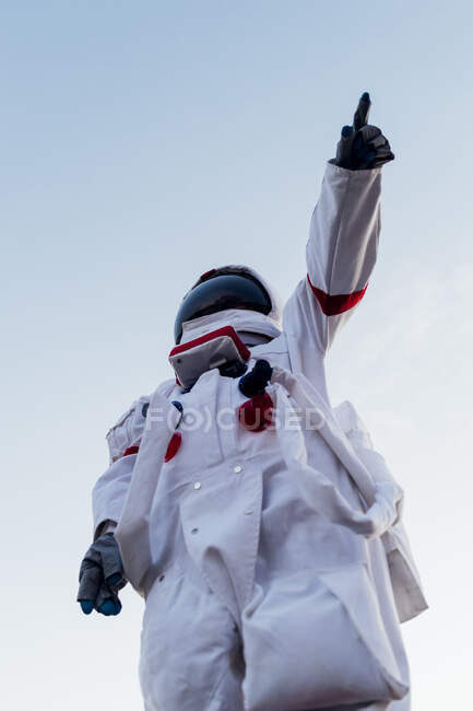 Giovane astronauta donna che punta mentre indossa tuta spaziale — Foto stock