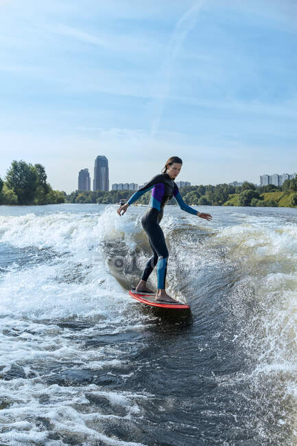 Mujer despierta surfeando en el río Moskva - foto de stock