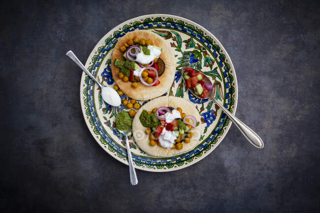 Garnished Sabich, pita bread with fresh vegetables, onions, yogurt and sauce — Stock Photo