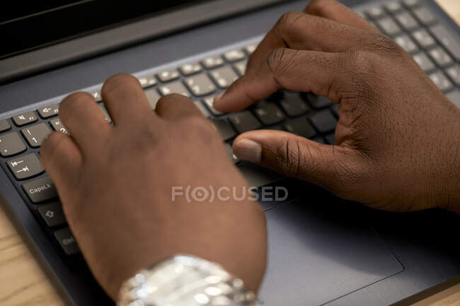 Uomo che utilizza il computer portatile in ufficio — Foto stock