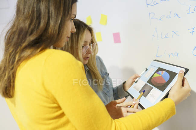 Berufstätige diskutieren über digitales Tablet im Büro — Stockfoto