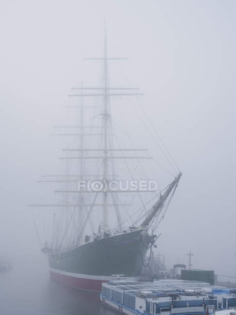 Alemania, Hamburgo, barco museo Rickmer Rickmers en la niebla - foto de stock