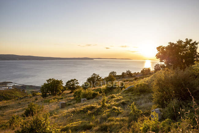 Hill by sea during sunset at Adriatic sea in Omis, Dalmatia, Croatia — Stock Photo