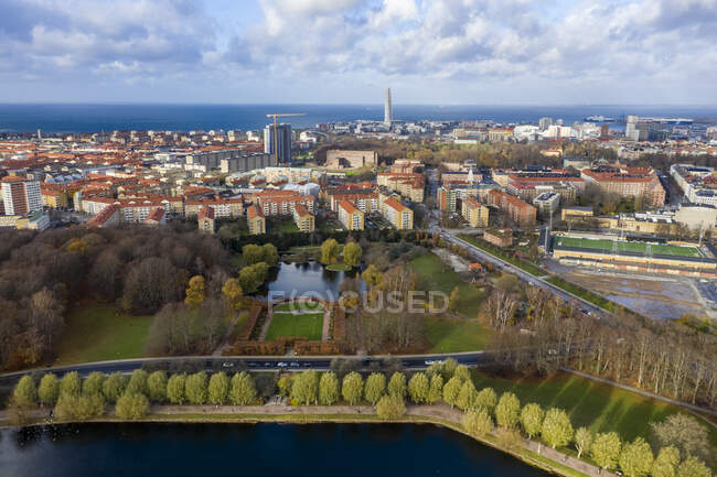 Sweden, Scania, Malmo, Aerial view of Pildammsparken in autumn with residential buildings in background — Stock Photo