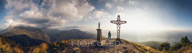 Italia, Lombardia, Escursionista in vetta al Monte Legnoncino guardando il Lago di Como — Foto stock