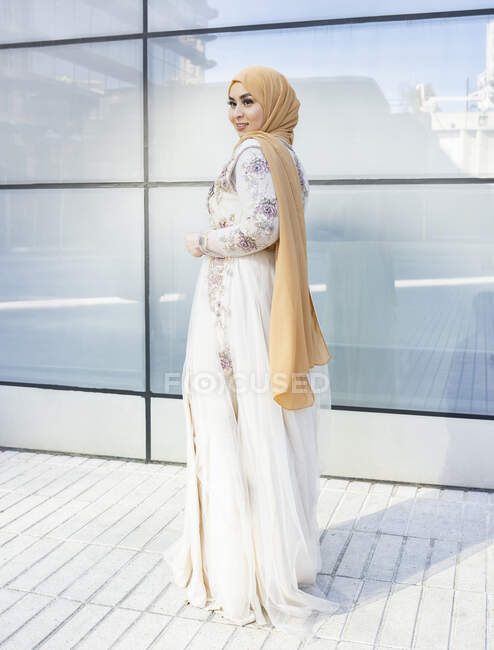 Giovane donna alla moda indossa hijab e vestito in piedi sul sentiero — Foto stock
