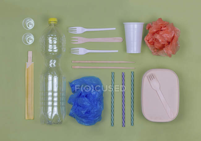 Студийный снимок расположения пластиковых изделий, включая вилки, бутылки, сумки и соломинки — стоковое фото
